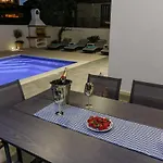 Luxury -heated Pool -jacuzzi * トロギール