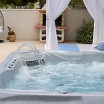 Luxury -heated Pool -jacuzzi トロギール