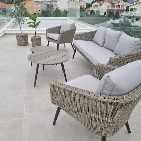 Luxury -heated Pool -jacuzzi トロギール