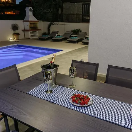 Luxury -heated Pool -jacuzzi * Trogir